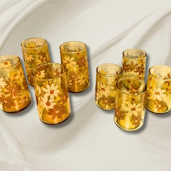 Vintage Amber Floral Glass Set – 8 Mixed-Size Daisy Tumblers 1970s - Picture 6 of 14